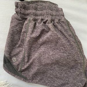LULU LEMON HOTTY HOT SHORTS 2.5